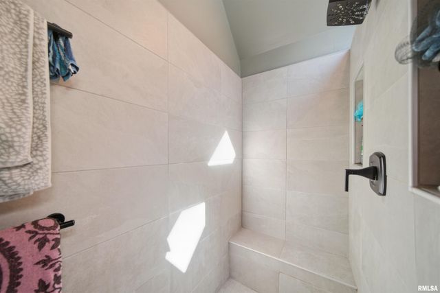 5702 N BILTMORE Avenue, Peoria, IL 61614