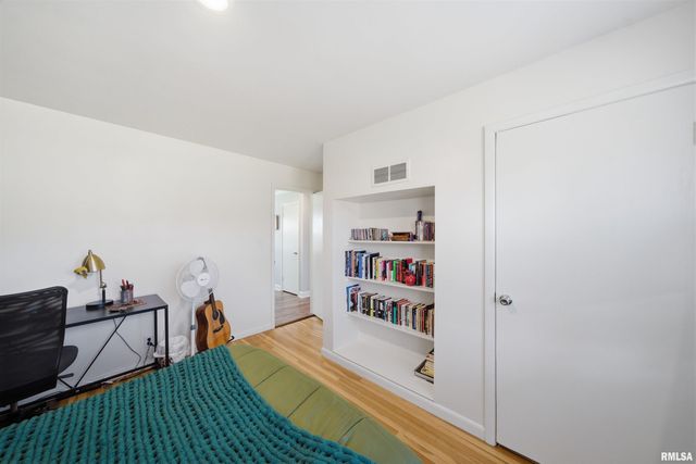 5702 N BILTMORE Avenue, Peoria, IL 61614