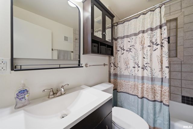 5702 N BILTMORE Avenue, Peoria, IL 61614