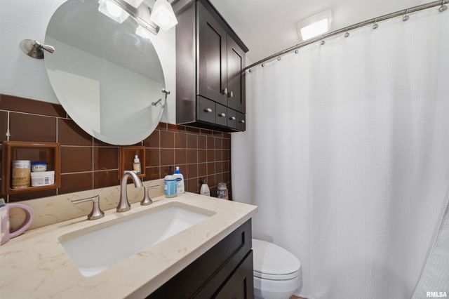 5702 N BILTMORE Avenue, Peoria, IL 61614