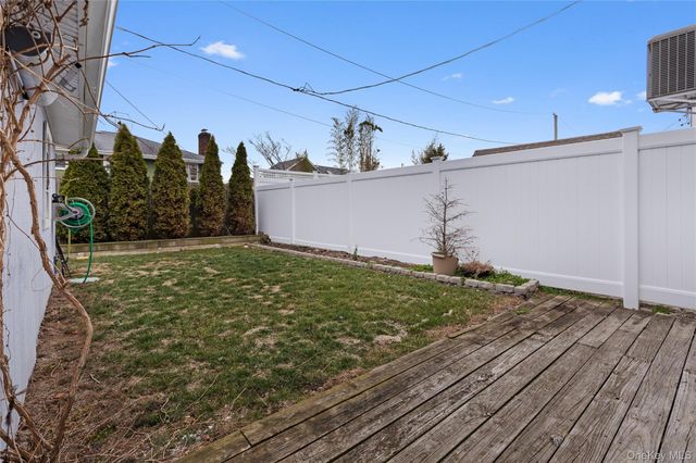 33 Kent Road, Island Park, NY 11561