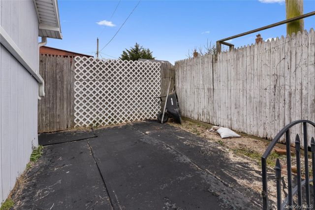 33 Kent Road, Island Park, NY 11561