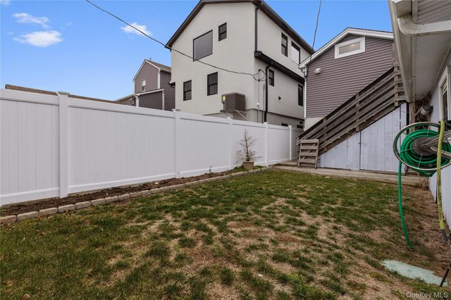 33 Kent Road, Island Park, NY 11561