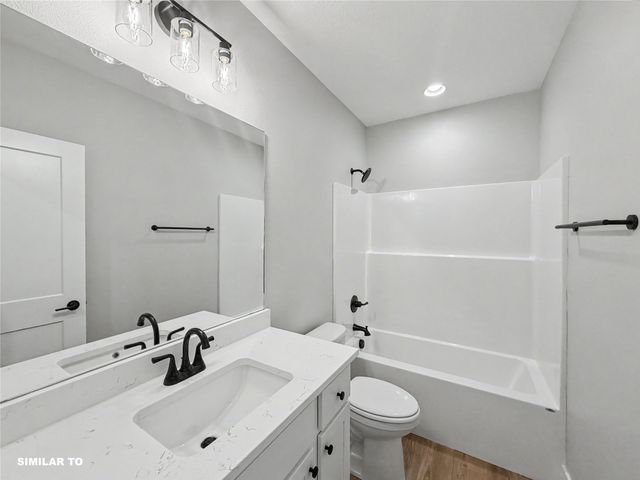 2942 Lake Hill Drive, Des Moines, IA 50320