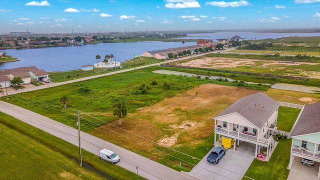 2445 103rd Street, Galveston, TX 77554