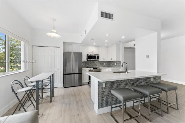 7715 Yardley Dr 303, Tamarac, FL 33321