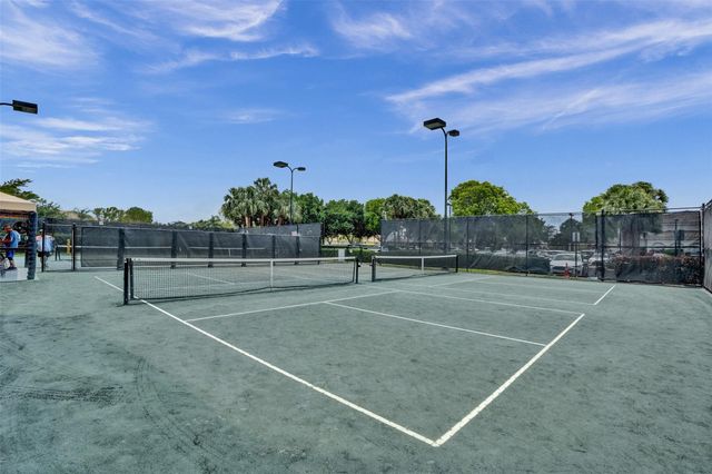 8266 Sandpiper Glen Dr, Lake Worth, FL 33467