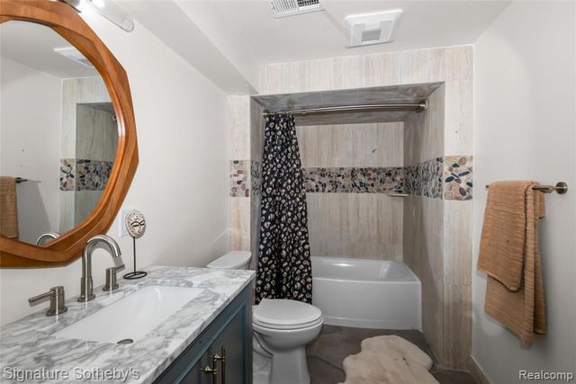 16615 Walcliff Drive, Clinton Township, MI 48035