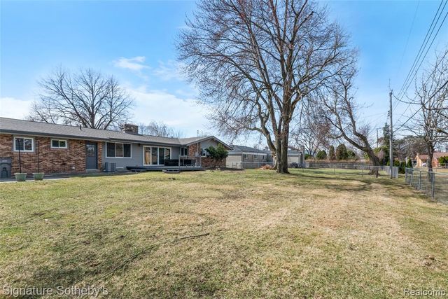 16615 Walcliff Drive, Clinton Township, MI 48035