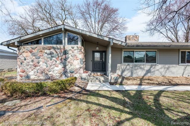 16615 Walcliff Drive, Clinton Township, MI 48035