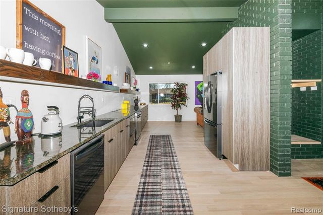 16615 Walcliff Drive, Clinton Township, MI 48035