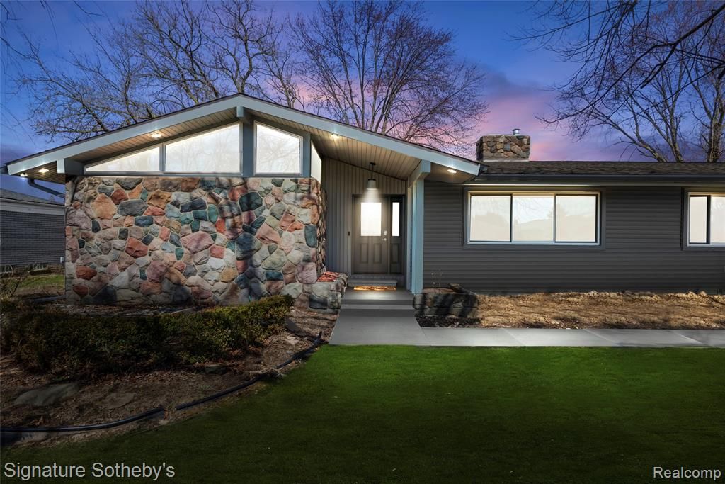 16615 Walcliff Drive, Clinton Township, MI 48035