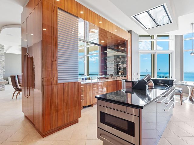 655 LONGBOAT CLUB ROAD 1PH, Longboat Key, FL 34228