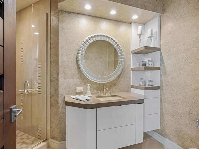 655 LONGBOAT CLUB ROAD 1PH, Longboat Key, FL 34228