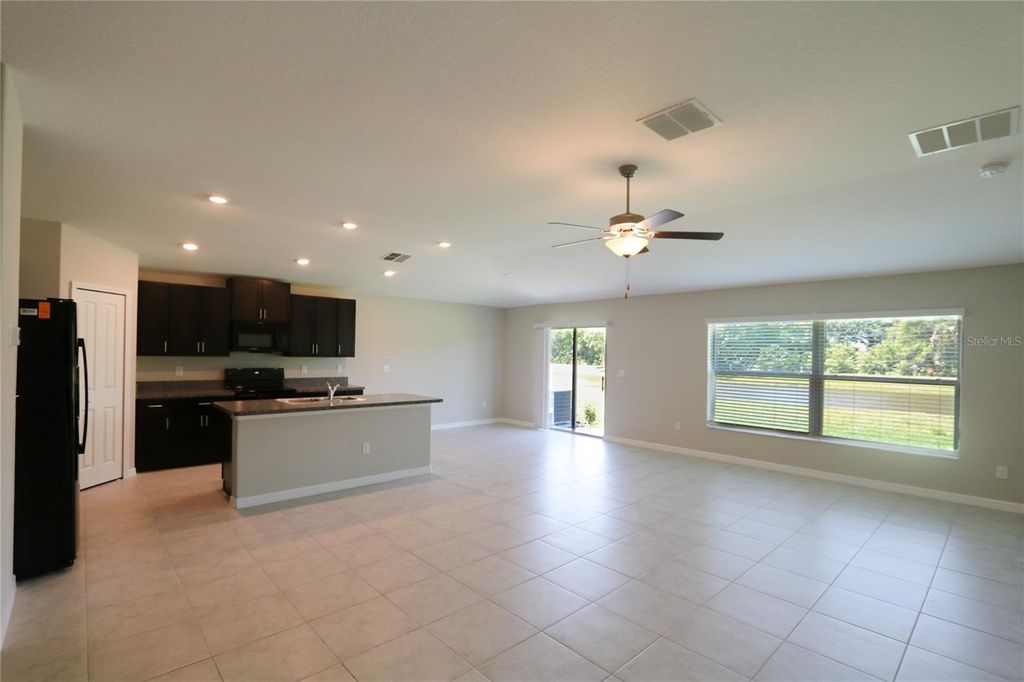 Image 4 of property listing at 7154 SAMUEL IVY DRIVE, Tampa, FL 33619