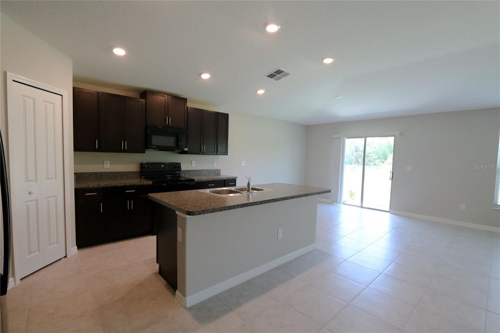 Image 6 of property listing at 7154 SAMUEL IVY DRIVE, Tampa, FL 33619