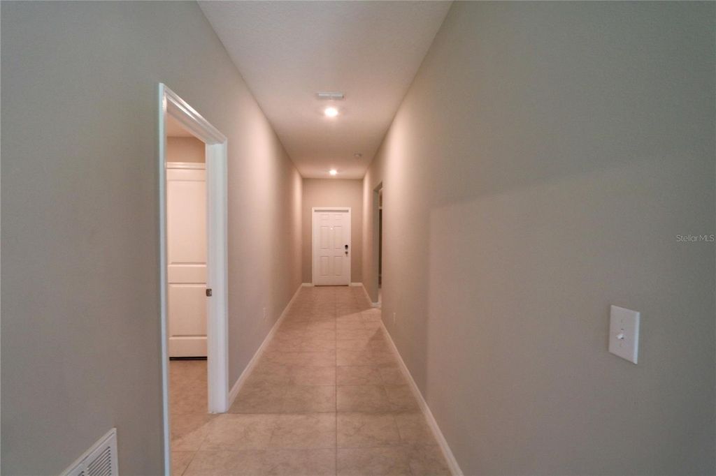 Image 7 of property listing at 7154 SAMUEL IVY DRIVE, Tampa, FL 33619