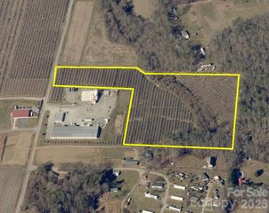 99999 Mcmurray Road, Flat Rock, NC 28731