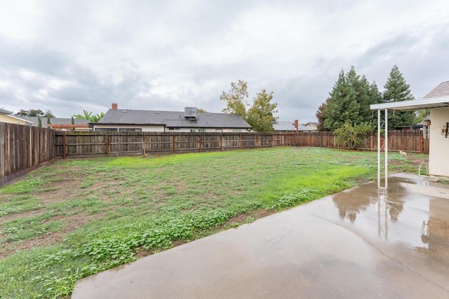 2035 E Kern Avenue, Tulare, CA 93274