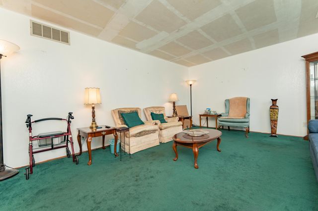 2035 E Kern Avenue, Tulare, CA 93274