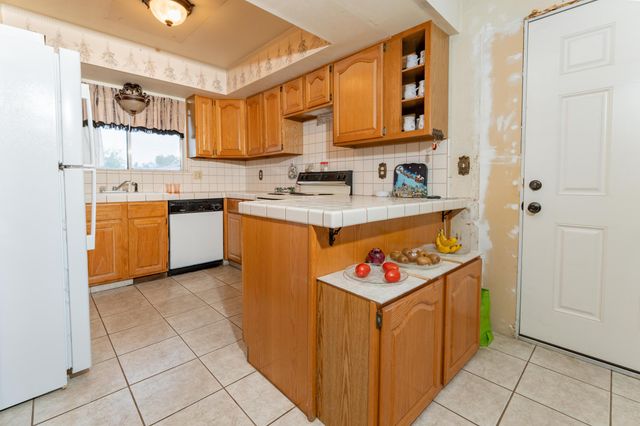 2035 E Kern Avenue, Tulare, CA 93274