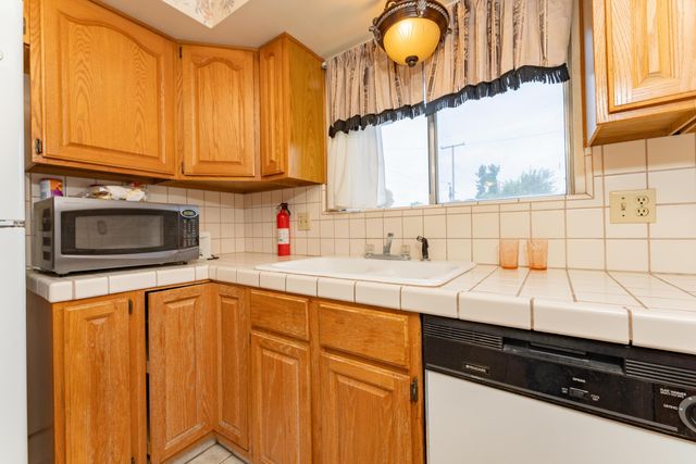 2035 E Kern Avenue, Tulare, CA 93274