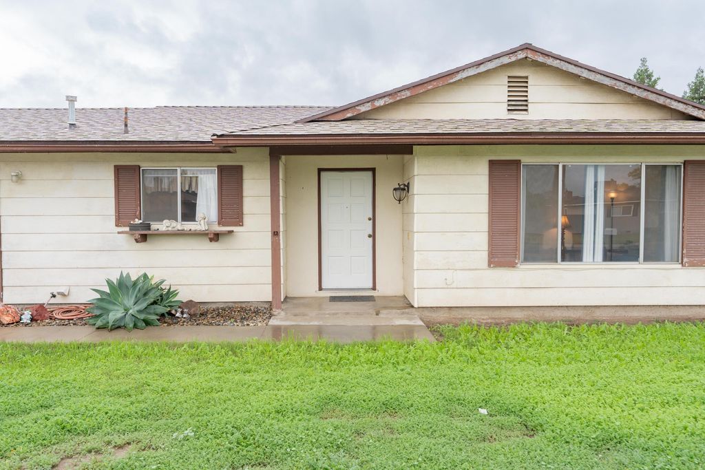 2035 E Kern Avenue, Tulare, CA 93274