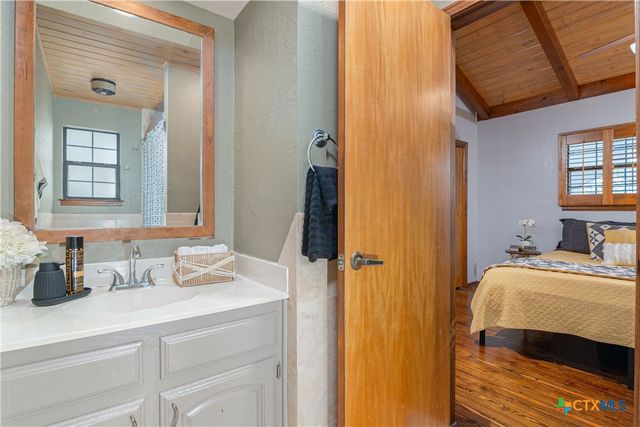 110 Lakeside Drive, Seguin, TX 78155