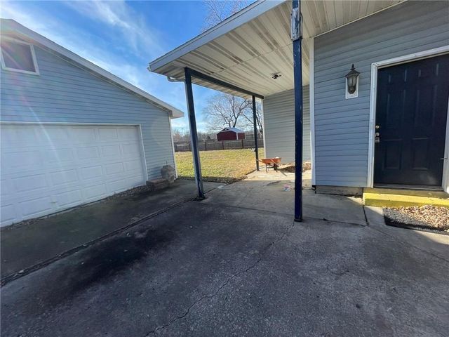 724 E Clinton Street, Clinton, MO 64735