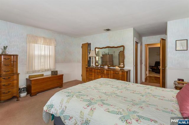 40 17th Avenue, Elmwood Park, NJ 07407