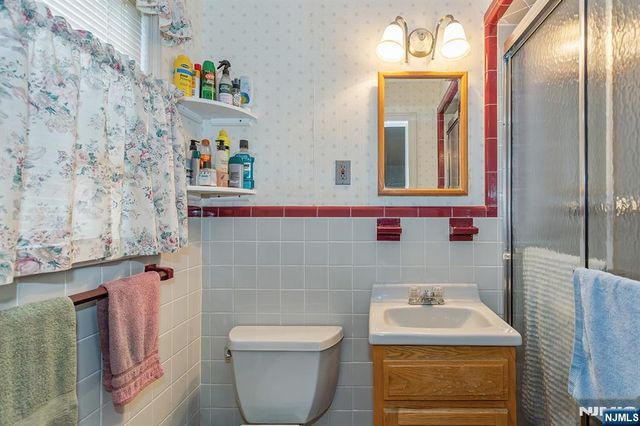 40 17th Avenue, Elmwood Park, NJ 07407
