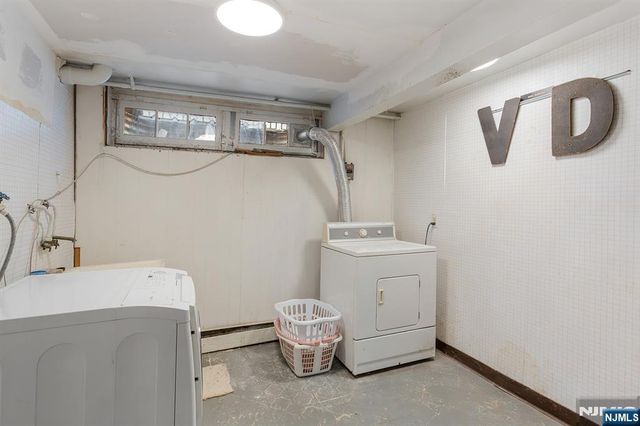 40 17th Avenue, Elmwood Park, NJ 07407