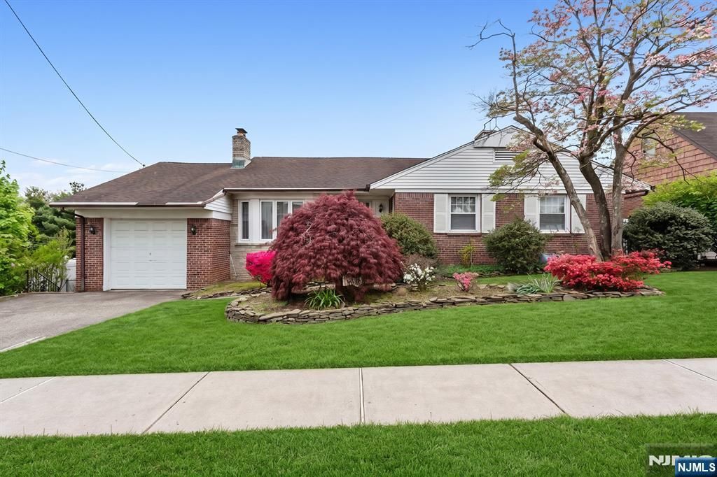 40 17th Avenue, Elmwood Park, NJ 07407
