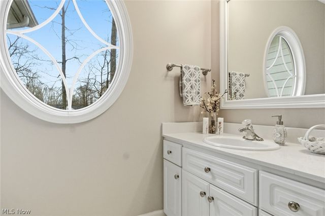 113 Champion Lane, Chagrin Falls, OH 44022