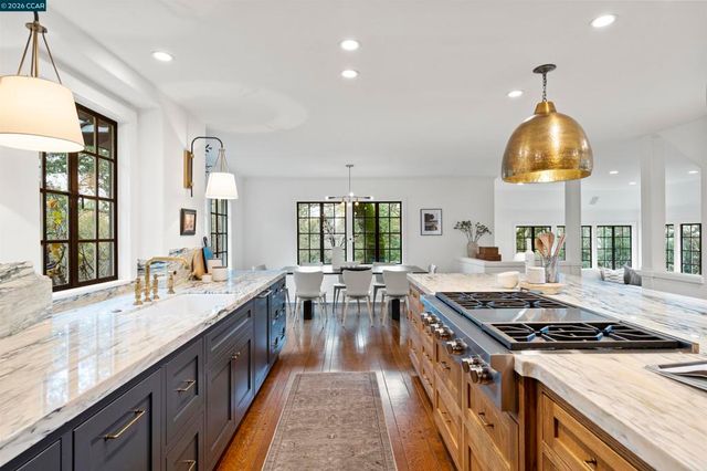 33 La Noria, Orinda, CA 94563