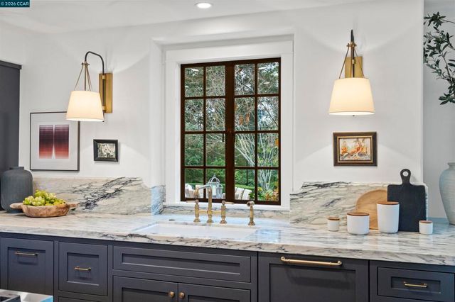 33 La Noria, Orinda, CA 94563
