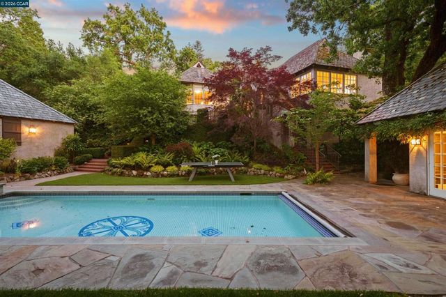 33 La Noria, Orinda, CA 94563