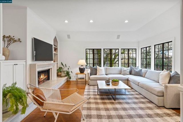 33 La Noria, Orinda, CA 94563
