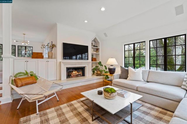 33 La Noria, Orinda, CA 94563