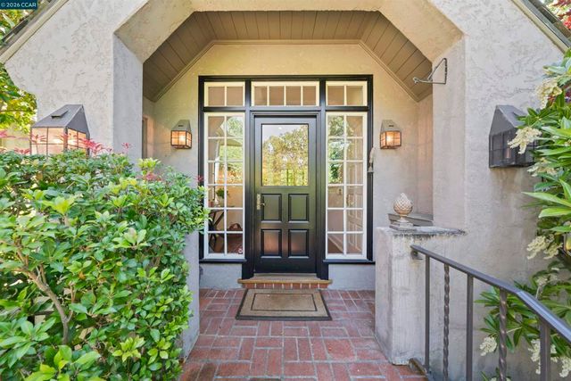 33 La Noria, Orinda, CA 94563