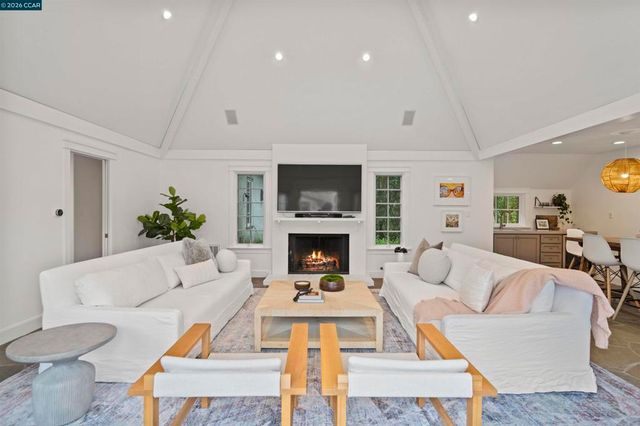 33 La Noria, Orinda, CA 94563
