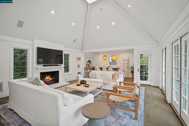 33 La Noria, Orinda, CA 94563