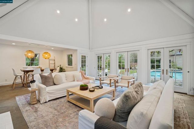 33 La Noria, Orinda, CA 94563