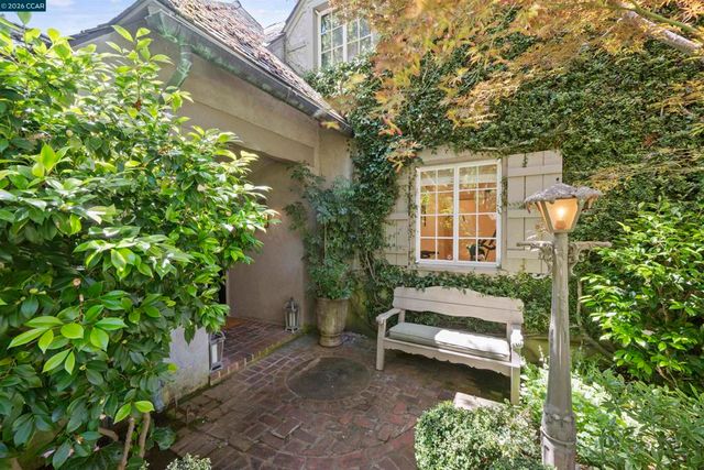 33 La Noria, Orinda, CA 94563