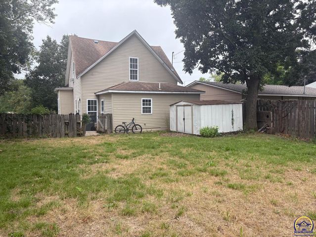 424 E 13th Ave, Emporia, KS 66801