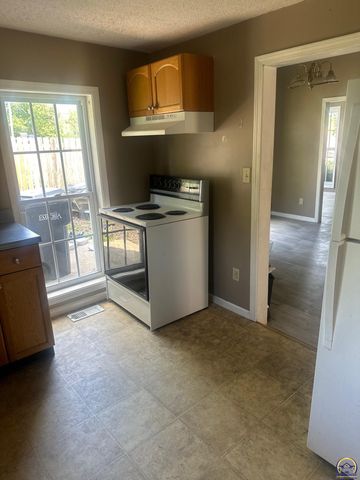 424 E 13th Ave, Emporia, KS 66801