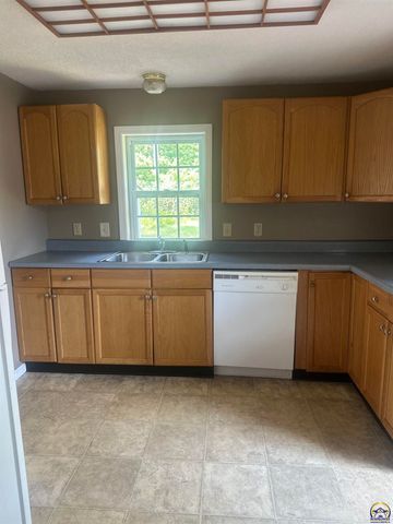 424 E 13th Ave, Emporia, KS 66801