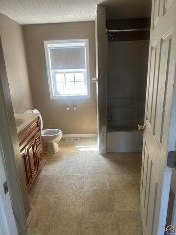 424 E 13th Ave, Emporia, KS 66801