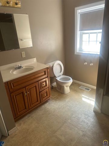 424 E 13th Ave, Emporia, KS 66801