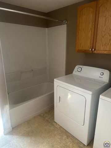 424 E 13th Ave, Emporia, KS 66801